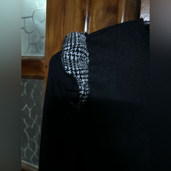 Zara ruffle design top. Size Small. Used - Picture 2 of 9